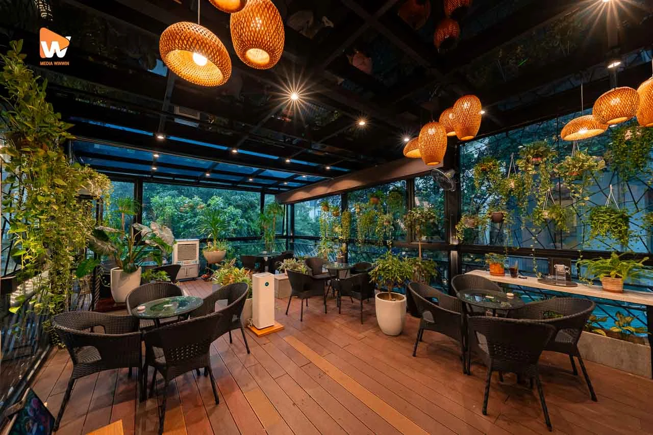 Sân vườn mái kính Cafe Alex trong Zen Spa & Tea