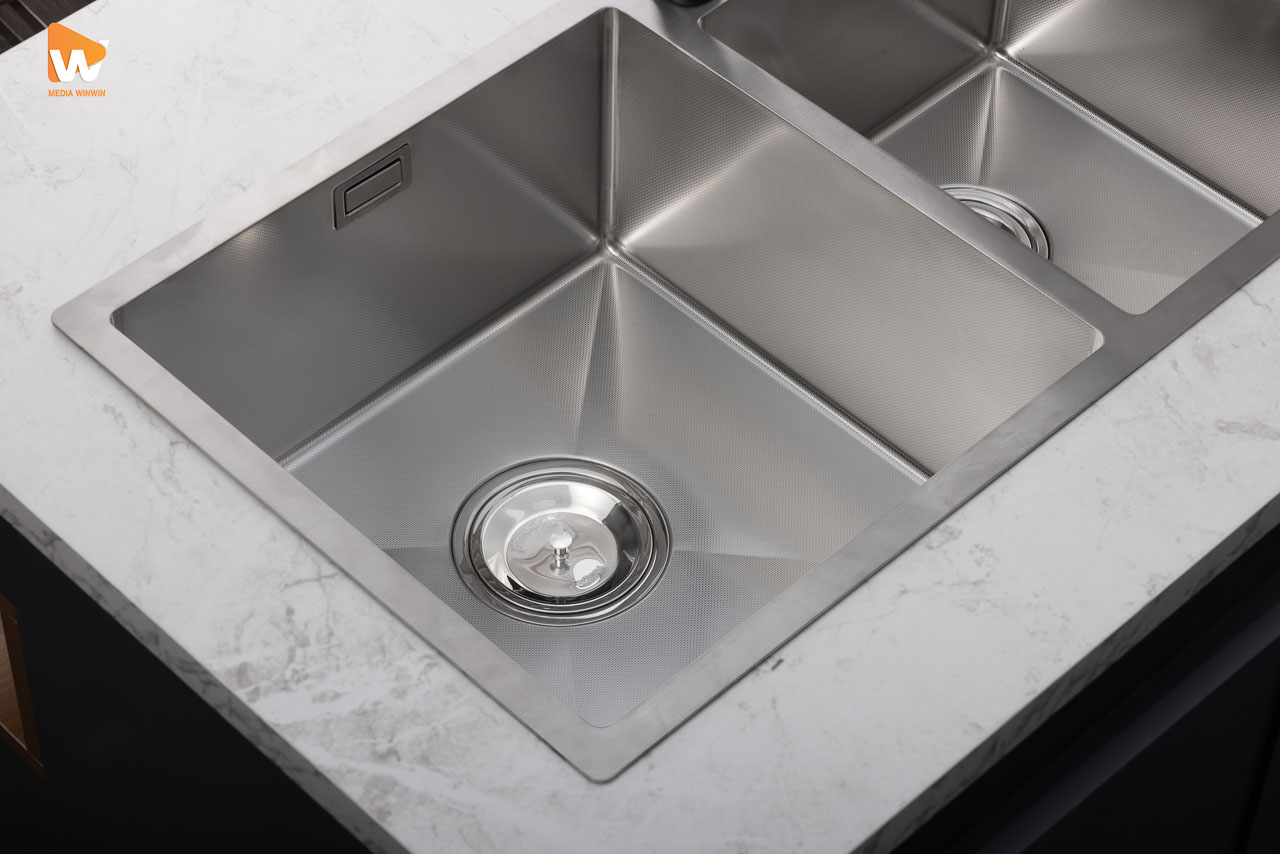 Chậu rửa inox EUROGOLD bề mặt bóng sạch không lóa, đặt trên bàn đảo bếp hiện đại (bối cảnh, chụp ảnh sản phẩm nội thất | Media WinWin