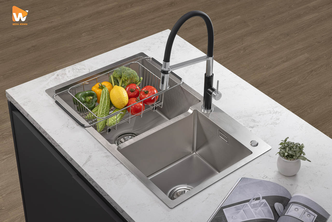 Chậu rửa inox EUROGOLD bề mặt bóng sạch không lóa, đặt trên bàn đảo bếp hiện đại (bối cảnh, chụp ảnh sản phẩm nội thất | Media WinWin