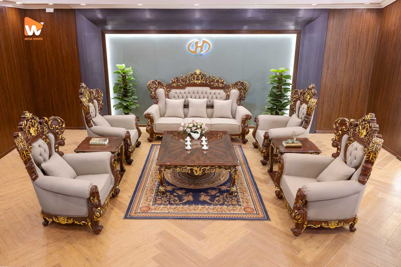 Cận cảnh sofa/bàn gỗ óc chó Nội thất Hà Anh, vân gỗ cuộn sóng hiện rõ từng thớ nhờ đèn đánh, chụp ảnh sản phẩm nội thất | Media WinWin