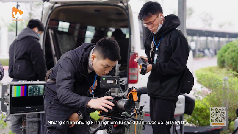 Ekip Media WinWin với đầy đủ thiết bị chuyên nghiệp đang setup tại một nhà máy