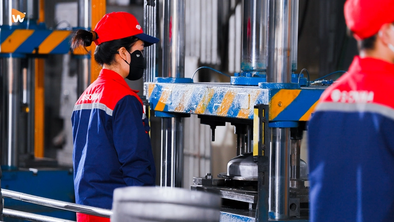 Chi tiết cận cảnh máy móc công nghiệp được chụp với độ sắc nét cao