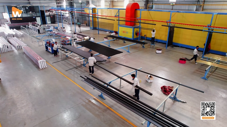 Cảnh chụp ảnh nhà máy với thiết bị máy móc hiện đại