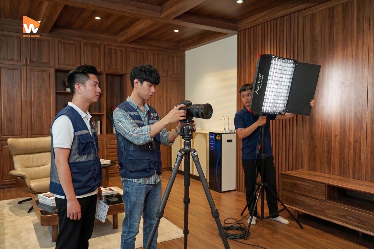 Ekip Media WinWin đang đánh đèn xiên và canh máy trên chân máy trong không gian gỗ óc chó | Media WinWin