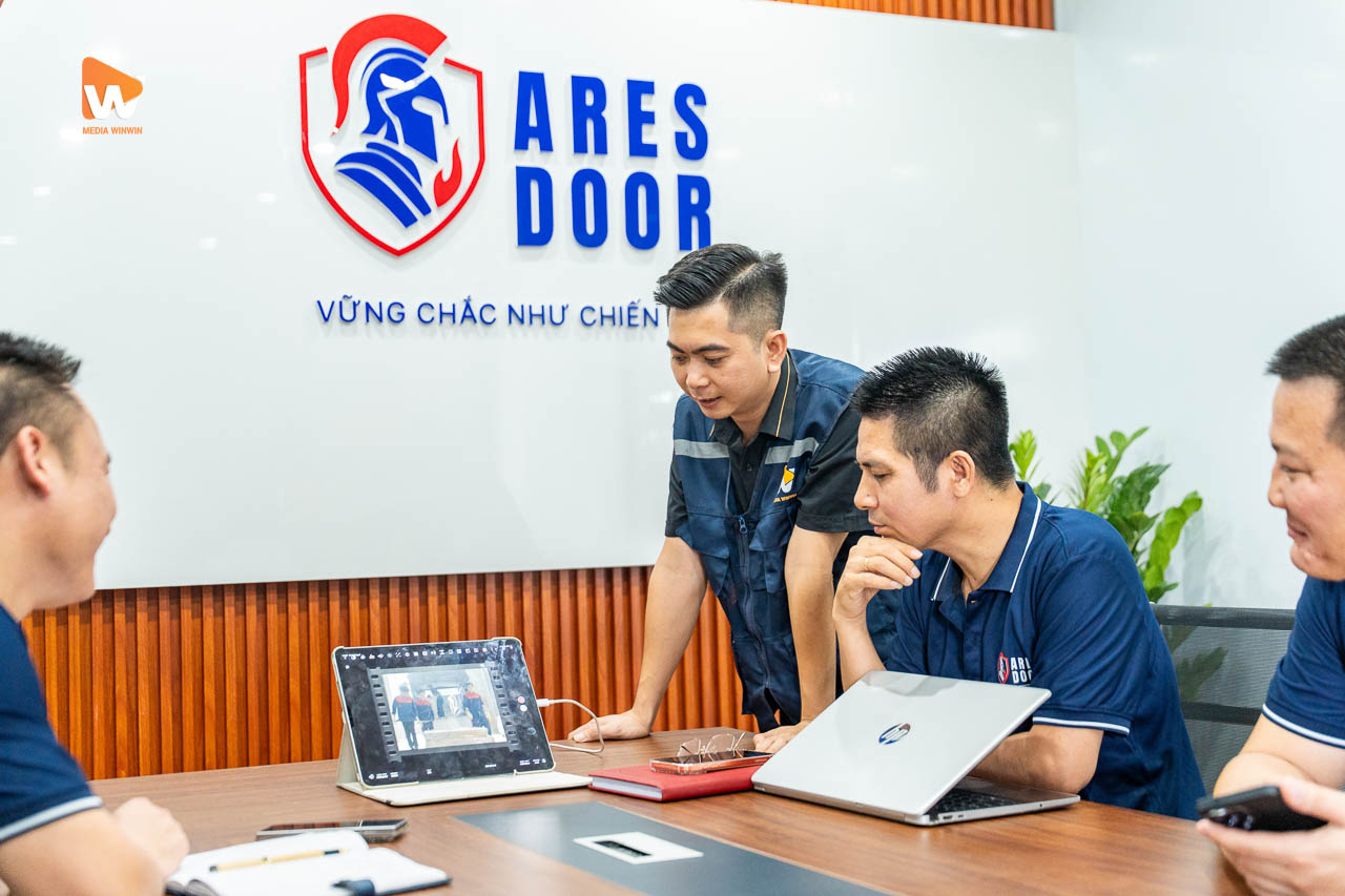 Ekip Media WinWin đang duyệt sản phẩm qua màn hình iPad cùng khách hàng ngay tại công trình | Media WinWin