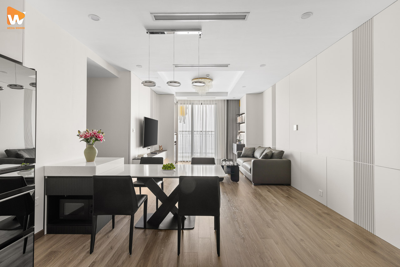 Bàn ăn và quầy bếp căn hộ Royal City - Media WinWin