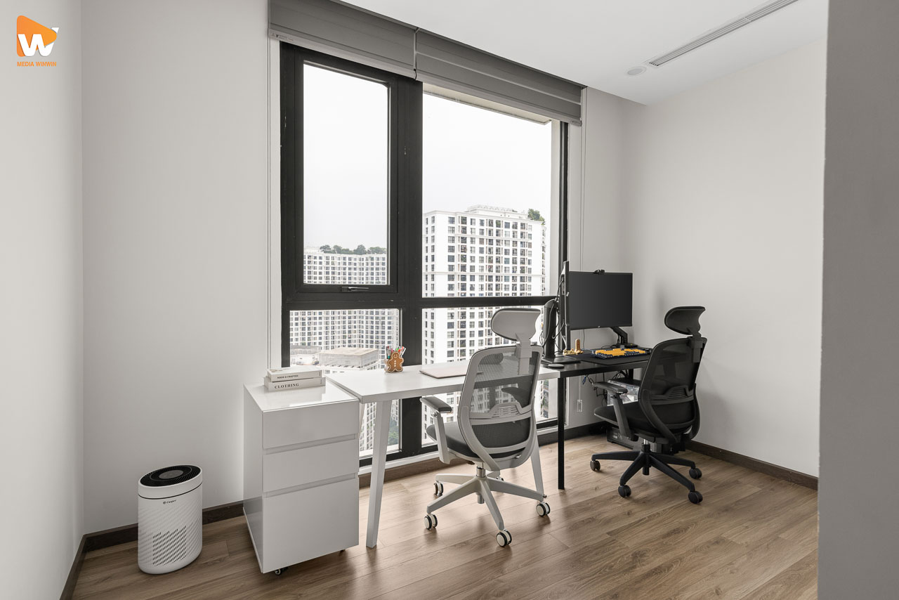 Góc làm việc trong căn hộ Royal City - Media WinWin