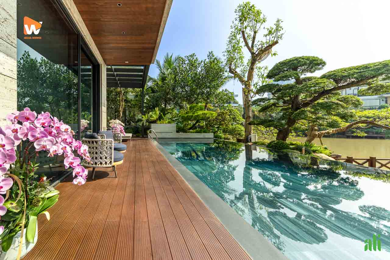 Ánh sáng chiều trên sân vườn gỗ ngoài trời Ecopark Đảo Ngọc - Media WinWin