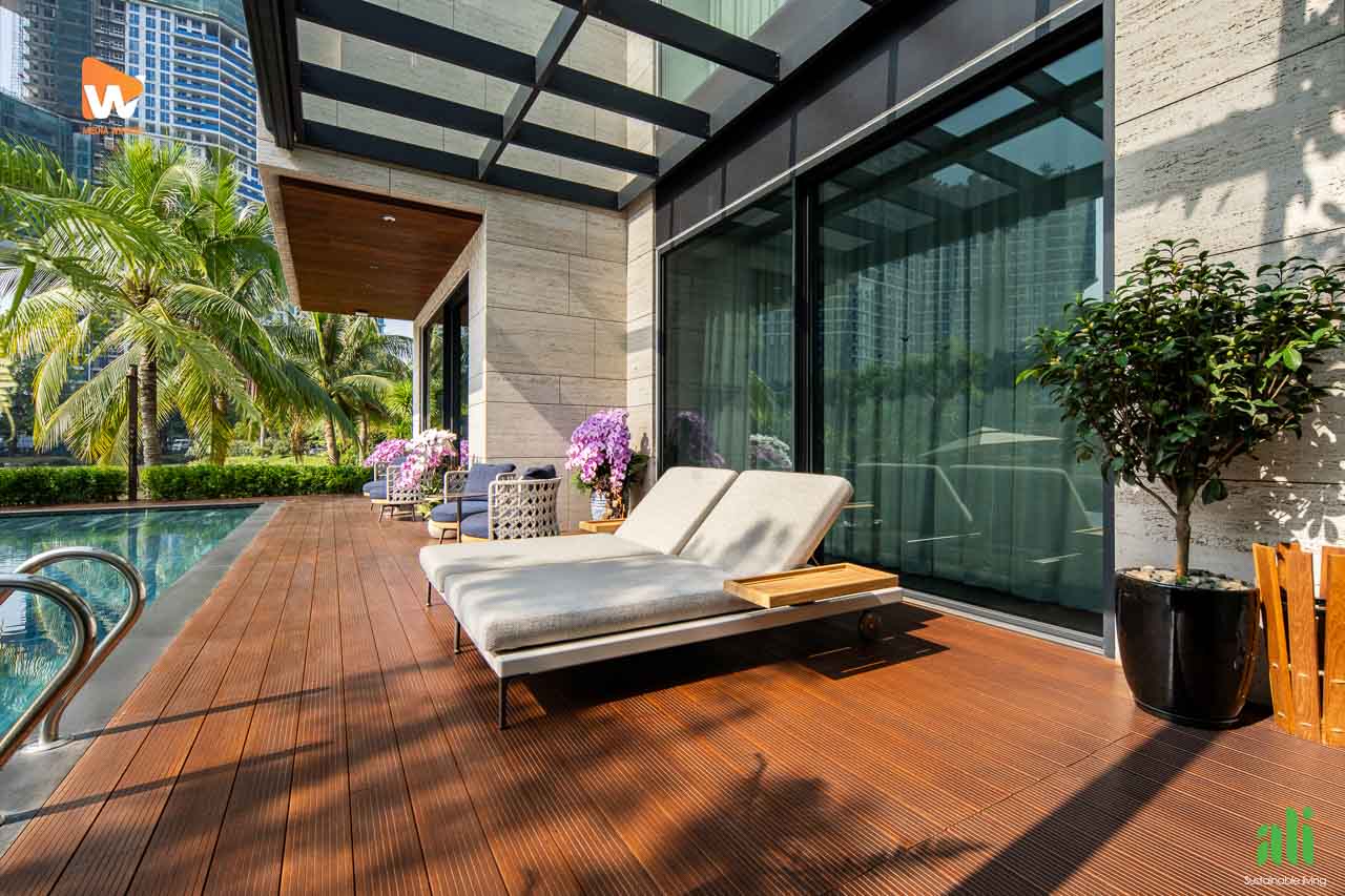 Khu sinh hoạt ngoài trời bàn ghế và ô che trên sàn gỗ Wood Ali - Media WinWin
