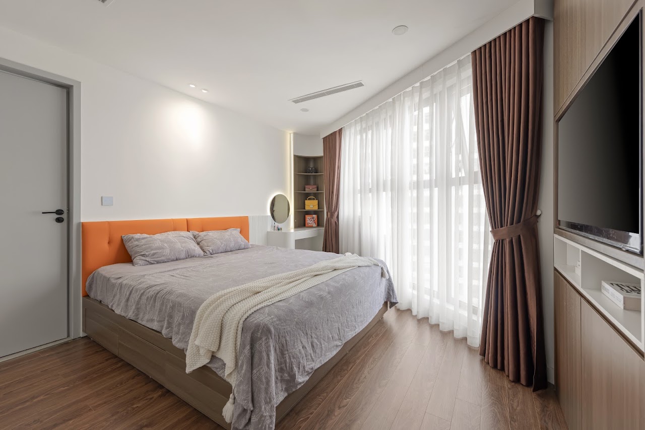Phòng ngủ chính căn hộ G3 Sunrise Grand tông gỗ ấm - Media WinWin