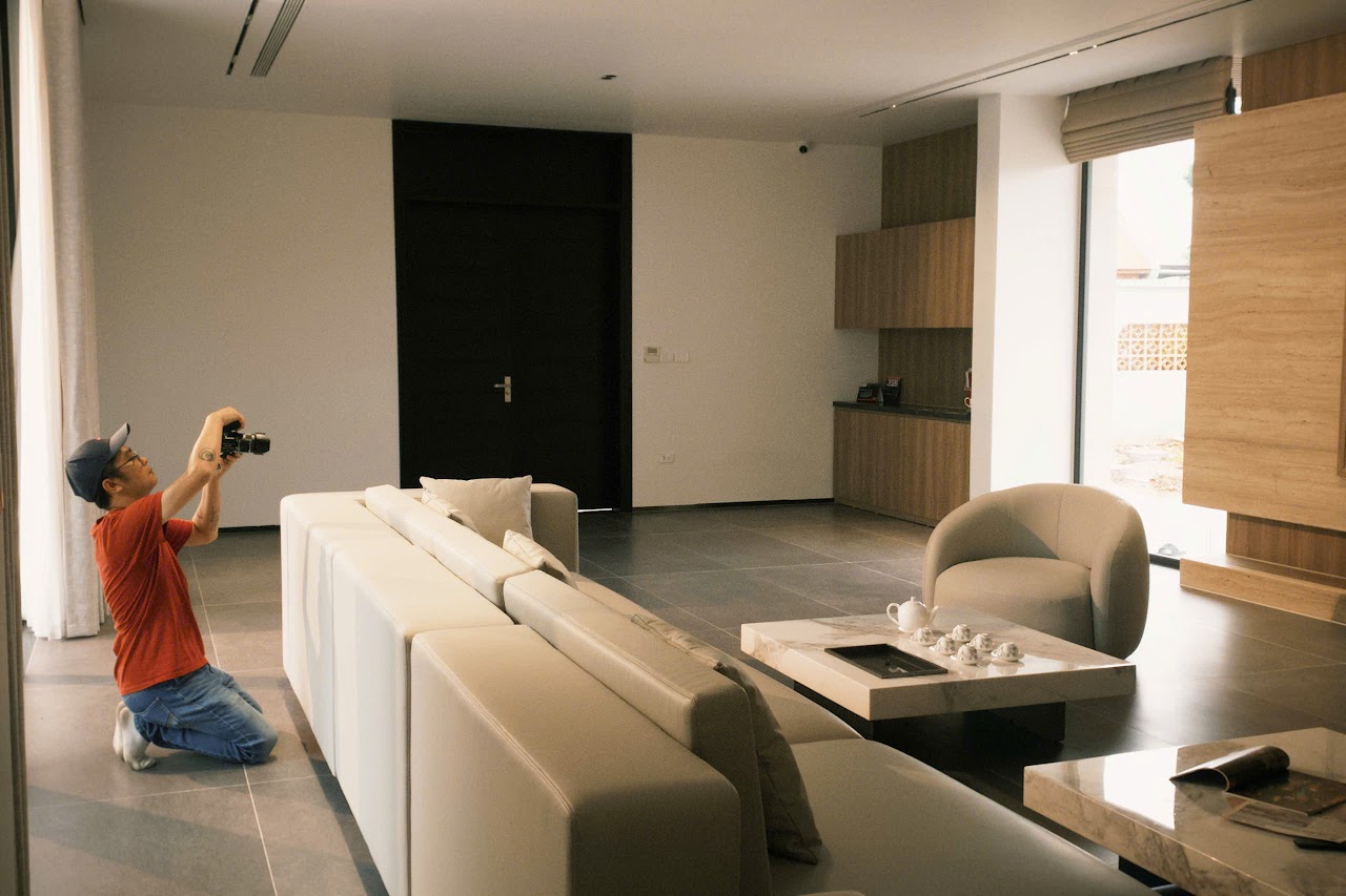 hậu trường chụp ảnh kiến trúc villa Bắc Giang - nhiếp ảnh gia Media WinWin quỳ thấp bấm máy trong phòng khách