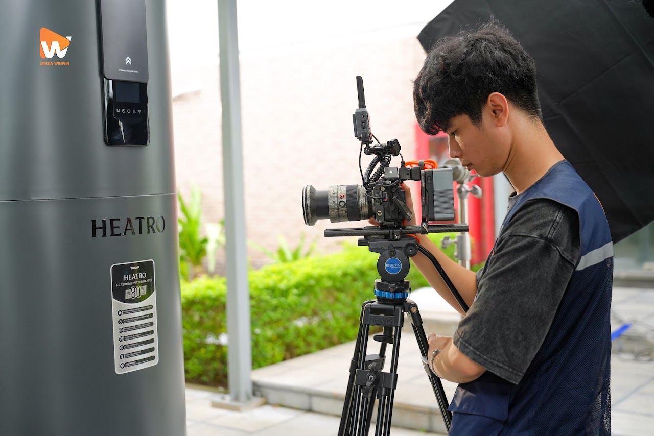 ê-kíp Media WinWin căn ống kính và dựng tấm che chắn chống phản xạ khi quay review sản phẩm Sơn Hà