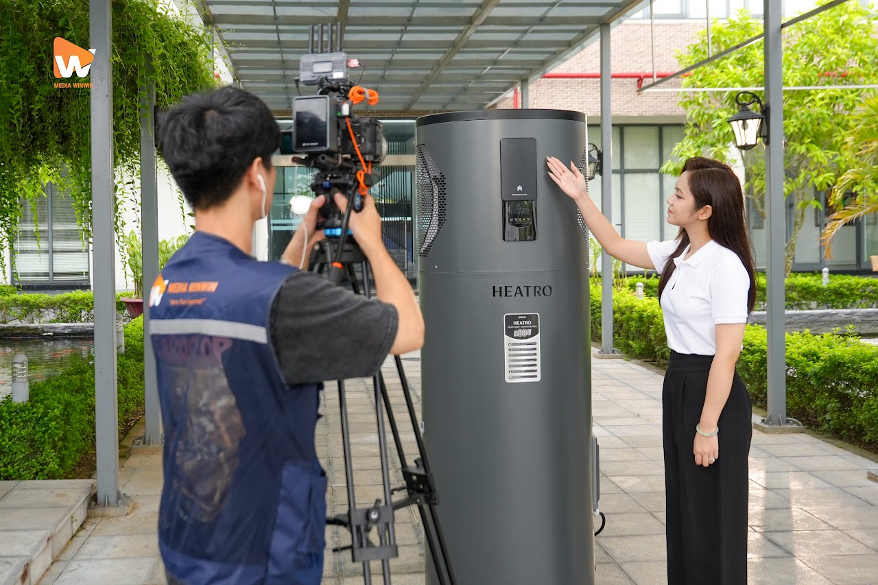 bối cảnh quay review sản phẩm gia dụng Sơn Hà tại khu sân có mái lợp trong Nhà máy Sơn Hà Bắc Ninh