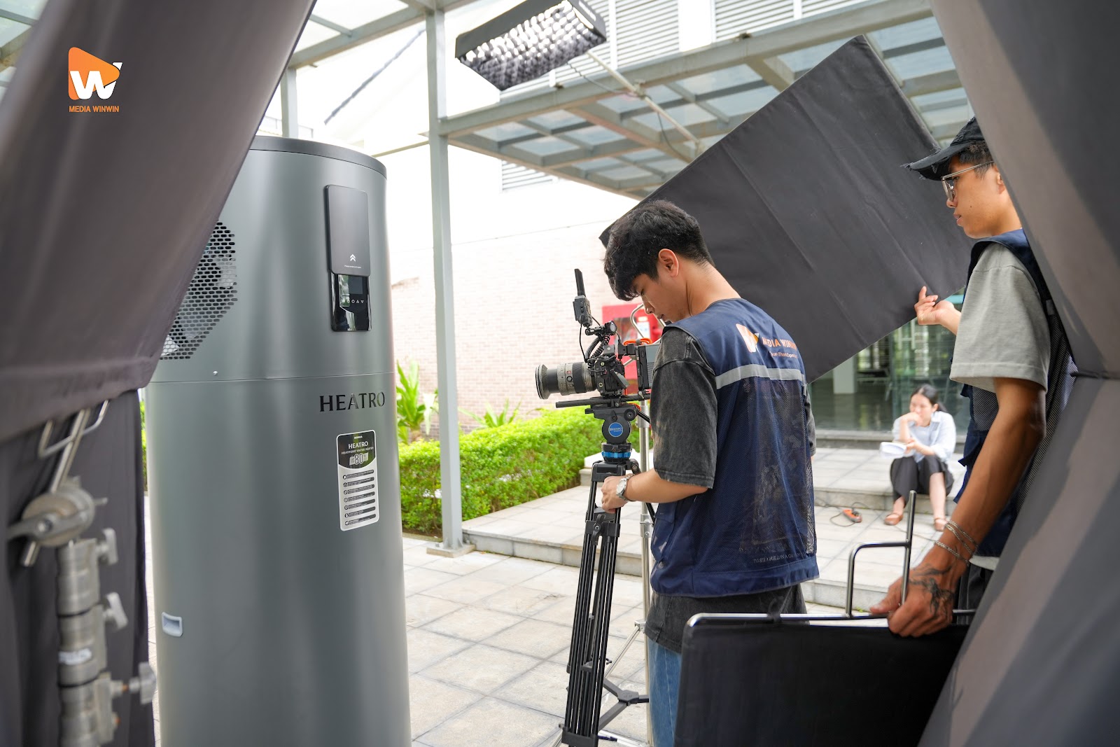 hậu trường quay review sản phẩm Sơn Hà tại Bắc Ninh - ê-kíp quay máy bơm nhiệt HEATRO ở khu sân ngoài trời