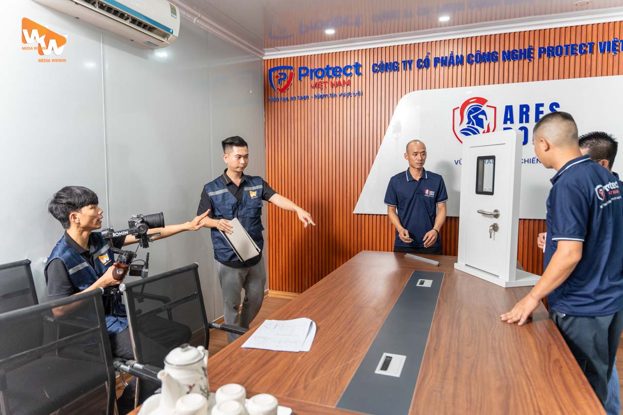hậu trường giám đốc sáng tạo đang chỉ đạo sản xuất phim doanh nghiệp