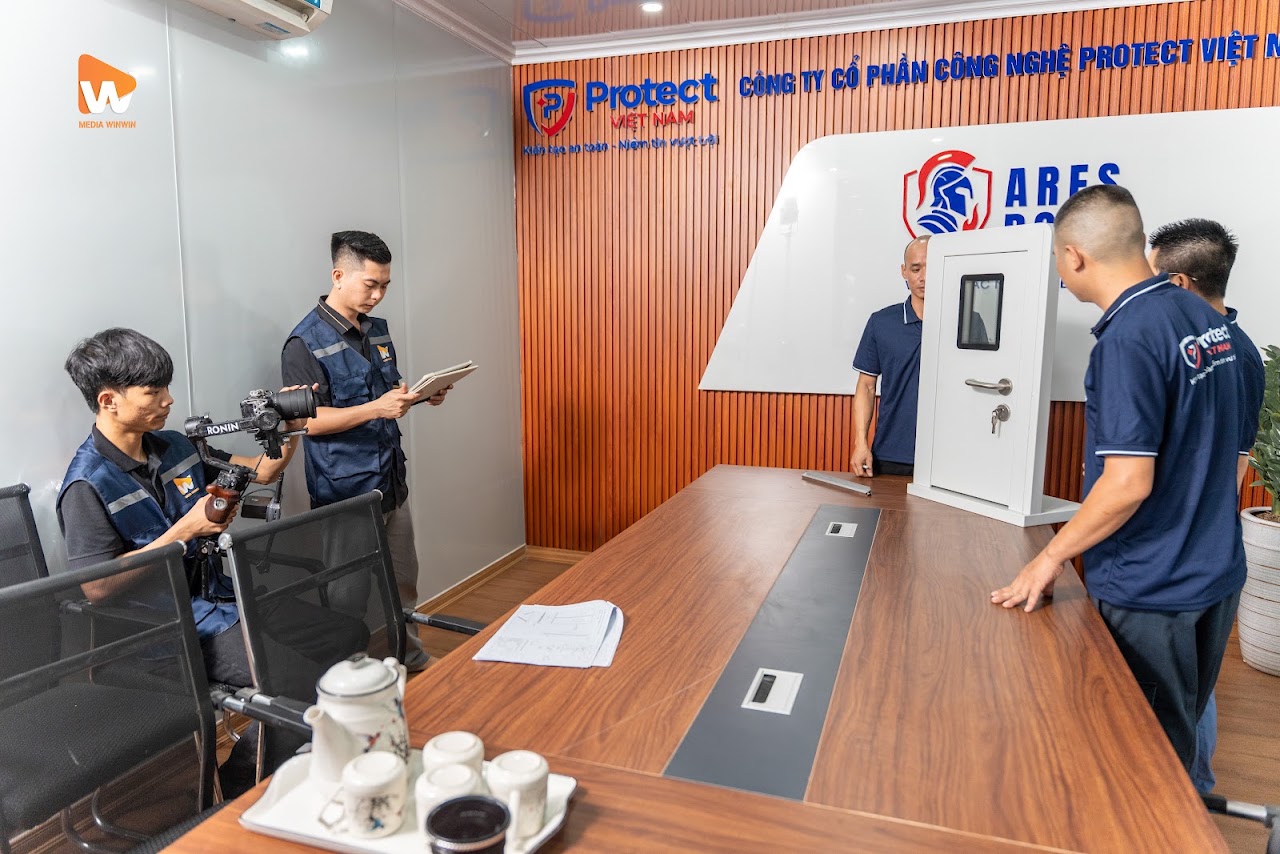 ê-kíp Media WinWin quay cánh cửa mẫu chống cháy Ares Door bằng gimbal tại phòng họp Protect Việt Nam