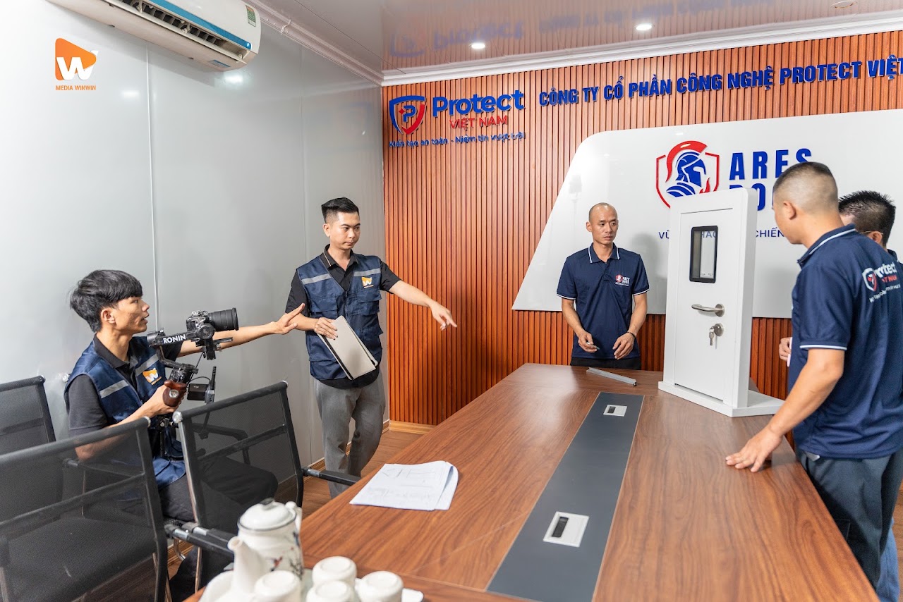 ê-kíp Media WinWin dựng bối cảnh quay phim doanh nghiệp Ares Door trong phòng họp Protect Việt Nam