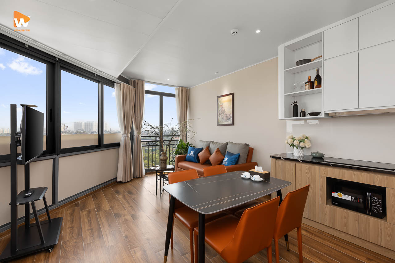 Chụp ảnh khách sạn 3A Hometel Long Biên — căn studio nhìn ra cửa kính lớn