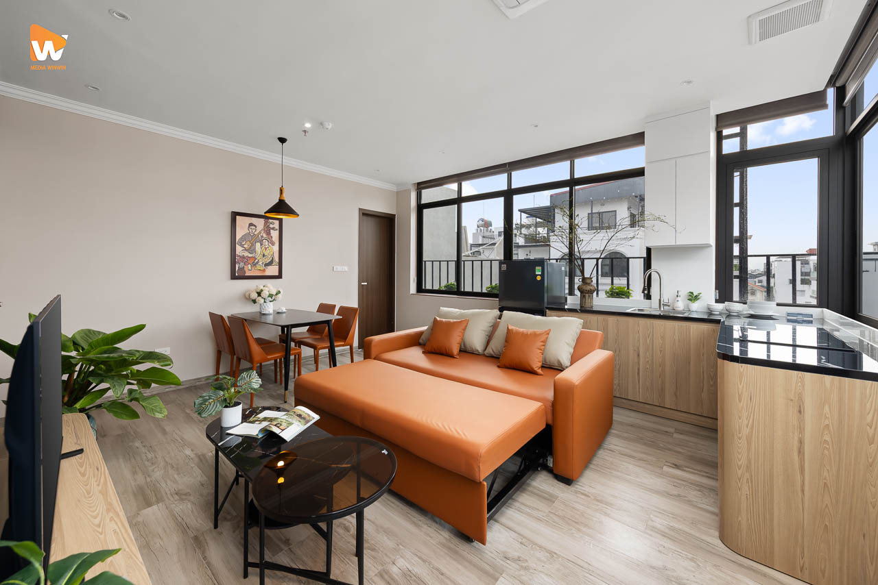 Chụp ảnh khách sạn 3A Hometel Long Biên — căn studio với khu tiếp khách và bàn ăn