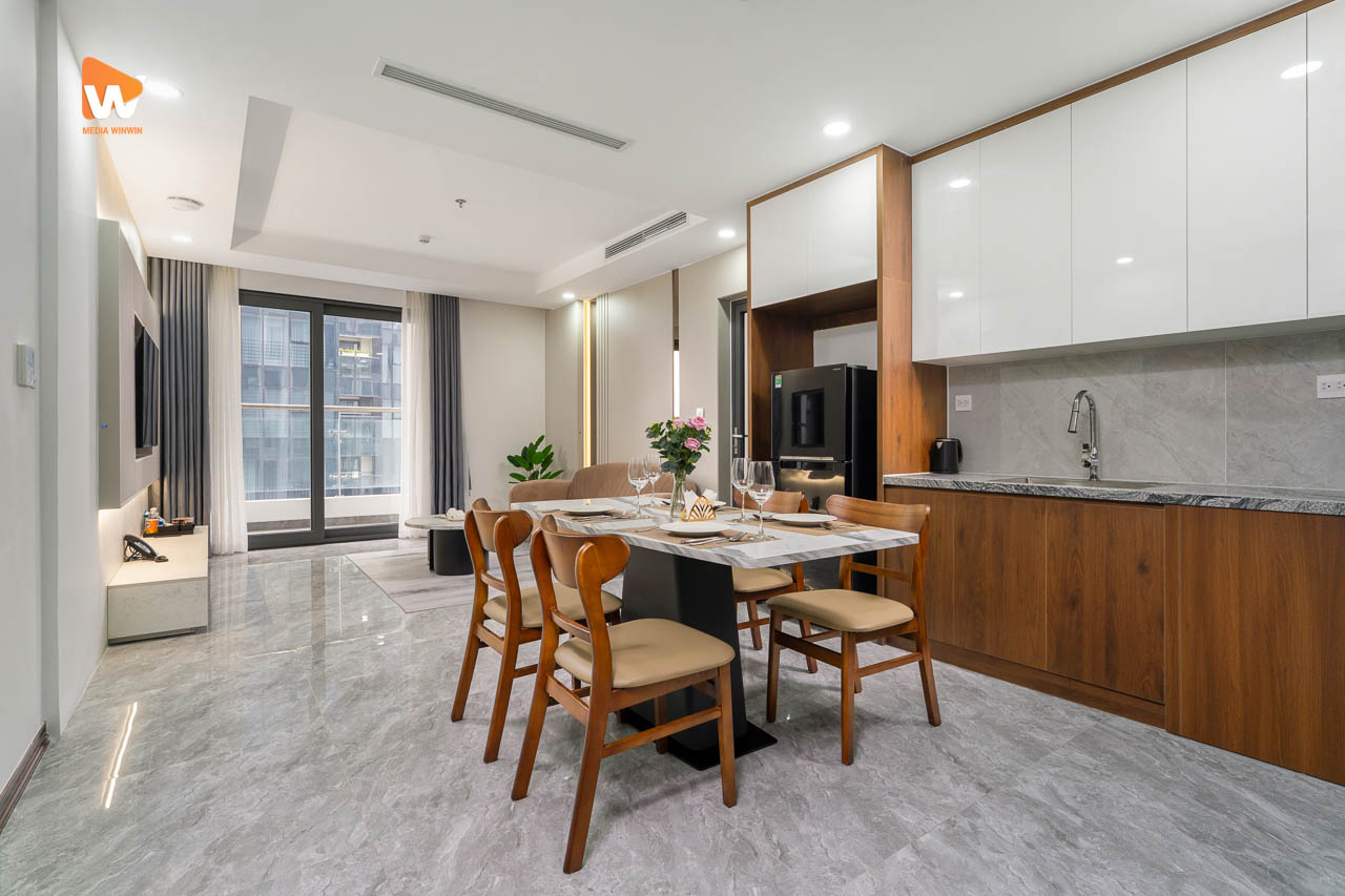 Chụp ảnh khách sạn Aravelle Suites — khu bếp và bàn ăn căn suite