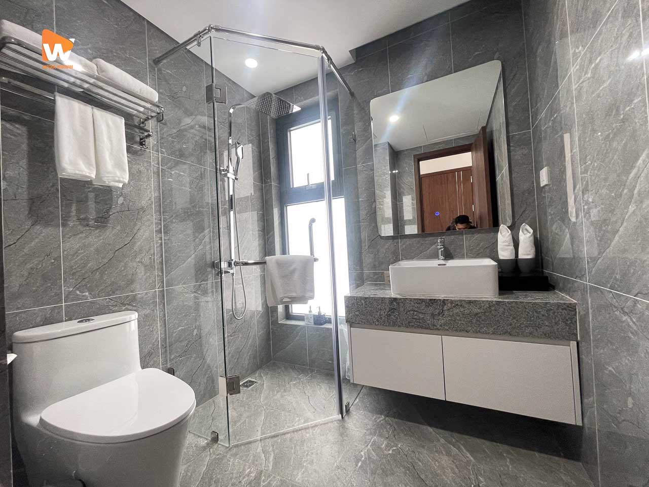 Chụp ảnh khách sạn Aravelle Suites — phòng tắm hoàn thiện đá