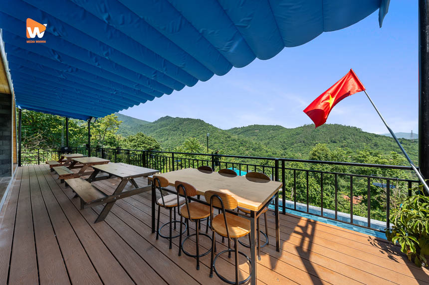 Chụp ảnh homestay Fresh Home Hòa Bình — nhà gỗ mái dốc bên bể bơi