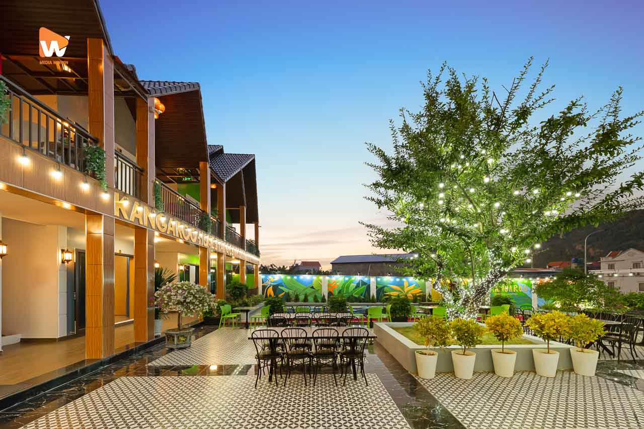 Chụp ảnh homestay Kangaroo Cát Bà — dãy bungalow nhiều màu bên bể bơi