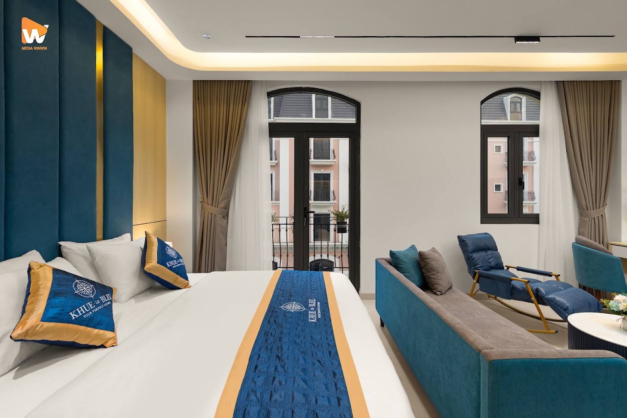 Chụp ảnh khách sạn Khue Le Bleu Đồi Rồng — phòng nghỉ nhìn ra cửa sổ