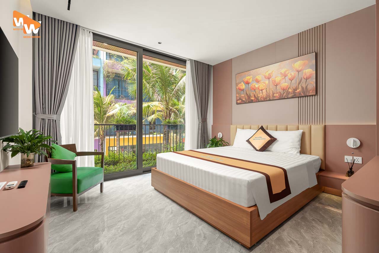 Chụp ảnh villa Khue Le Bleu Flamingo Hải Tiến — phòng ngủ có ban công
