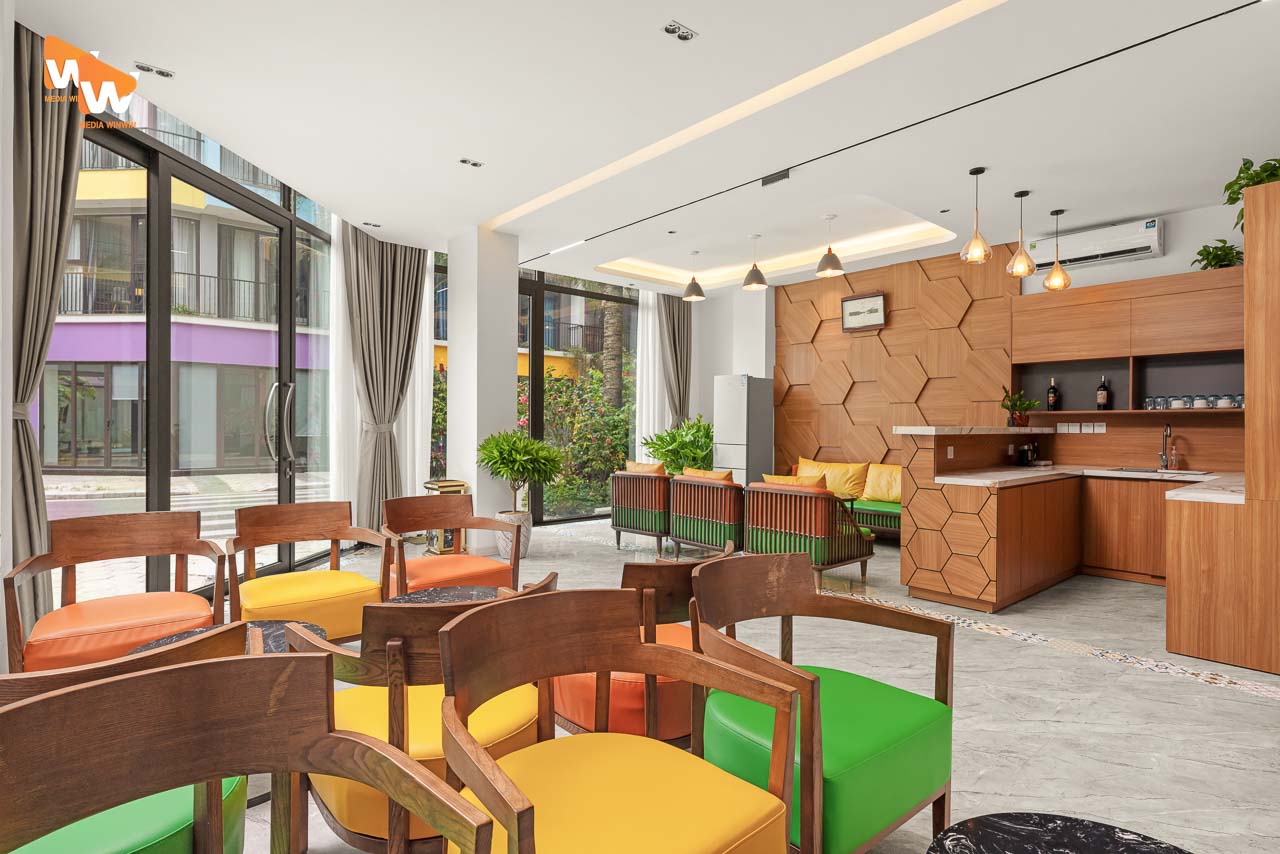 Chụp ảnh villa Khue Le Bleu Flamingo Hải Tiến — khu bếp và bàn ăn chung
