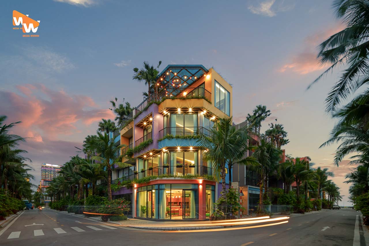Chụp ảnh villa Khue Le Bleu Flamingo Hải Tiến — toàn cảnh mặt tiền lúc hoàng hôn