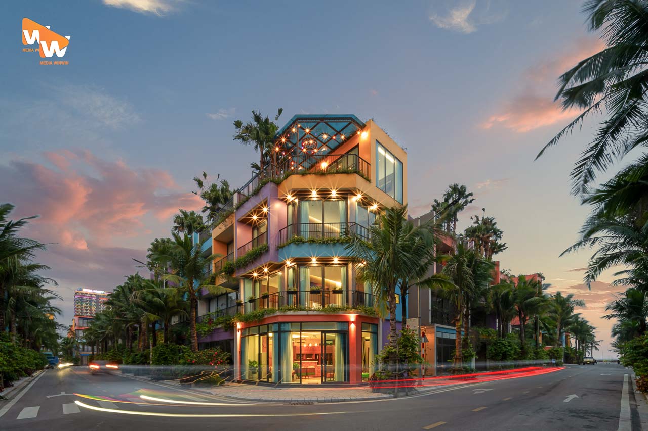 Chụp ảnh villa Khue Le Bleu Flamingo Hải Tiến — mặt tiền villa lúc lên đèn