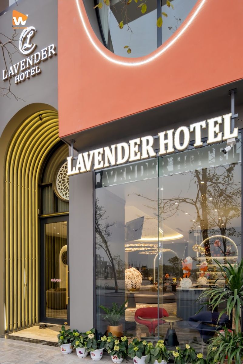 Chụp ảnh khách sạn Lavender Hotel Vân Đồn — biển hiệu khách sạn buổi tối