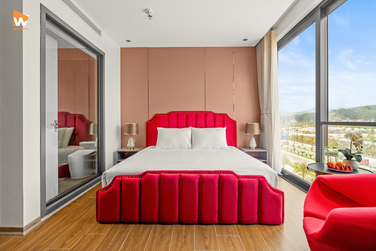 Chụp ảnh khách sạn Lavender Hotel Vân Đồn — phòng nghỉ tông cam đỏ