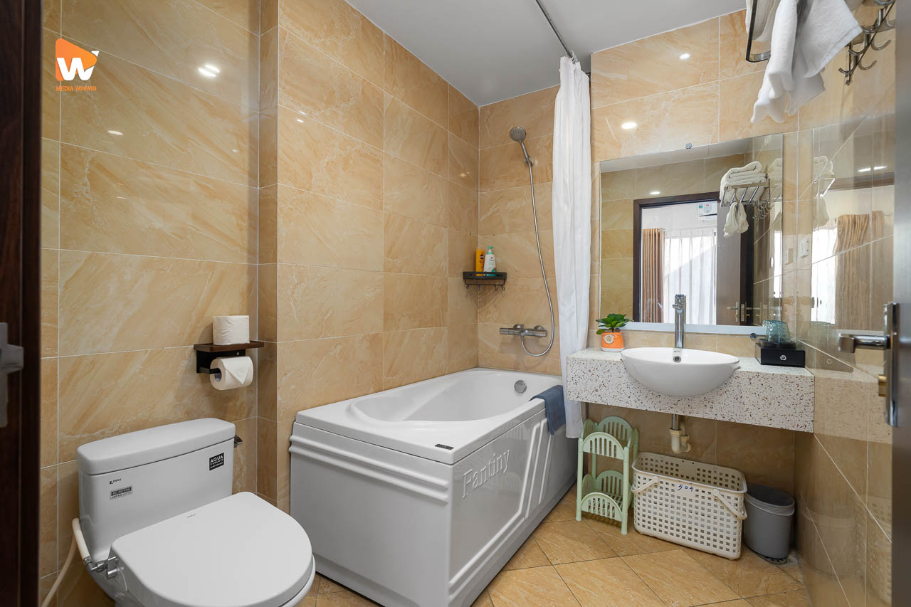 Chụp ảnh căn hộ dịch vụ Nagomi Residence — phòng tắm có bồn