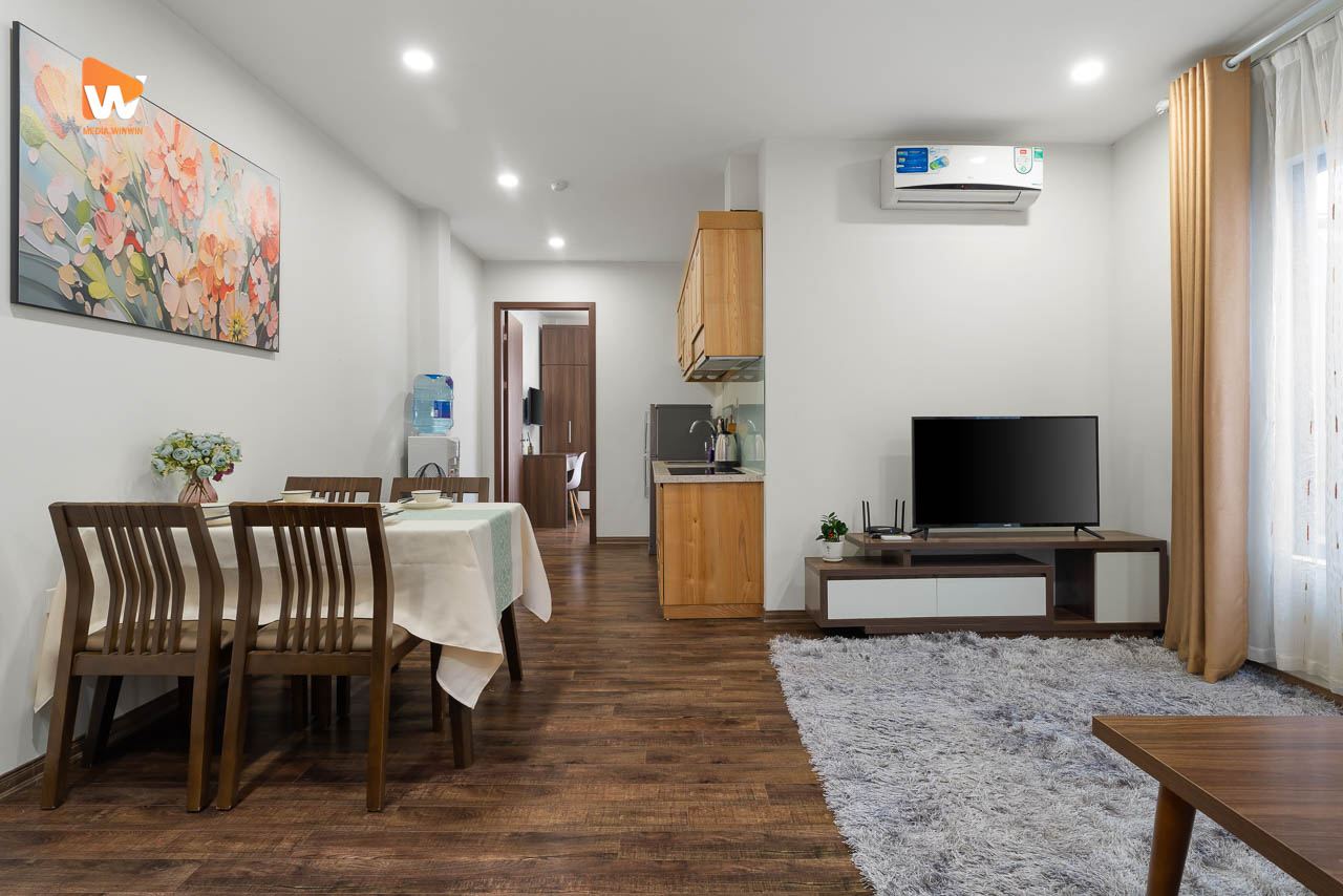 Chụp ảnh căn hộ dịch vụ Nagomi Residence — căn studio với khu bếp và bàn ăn