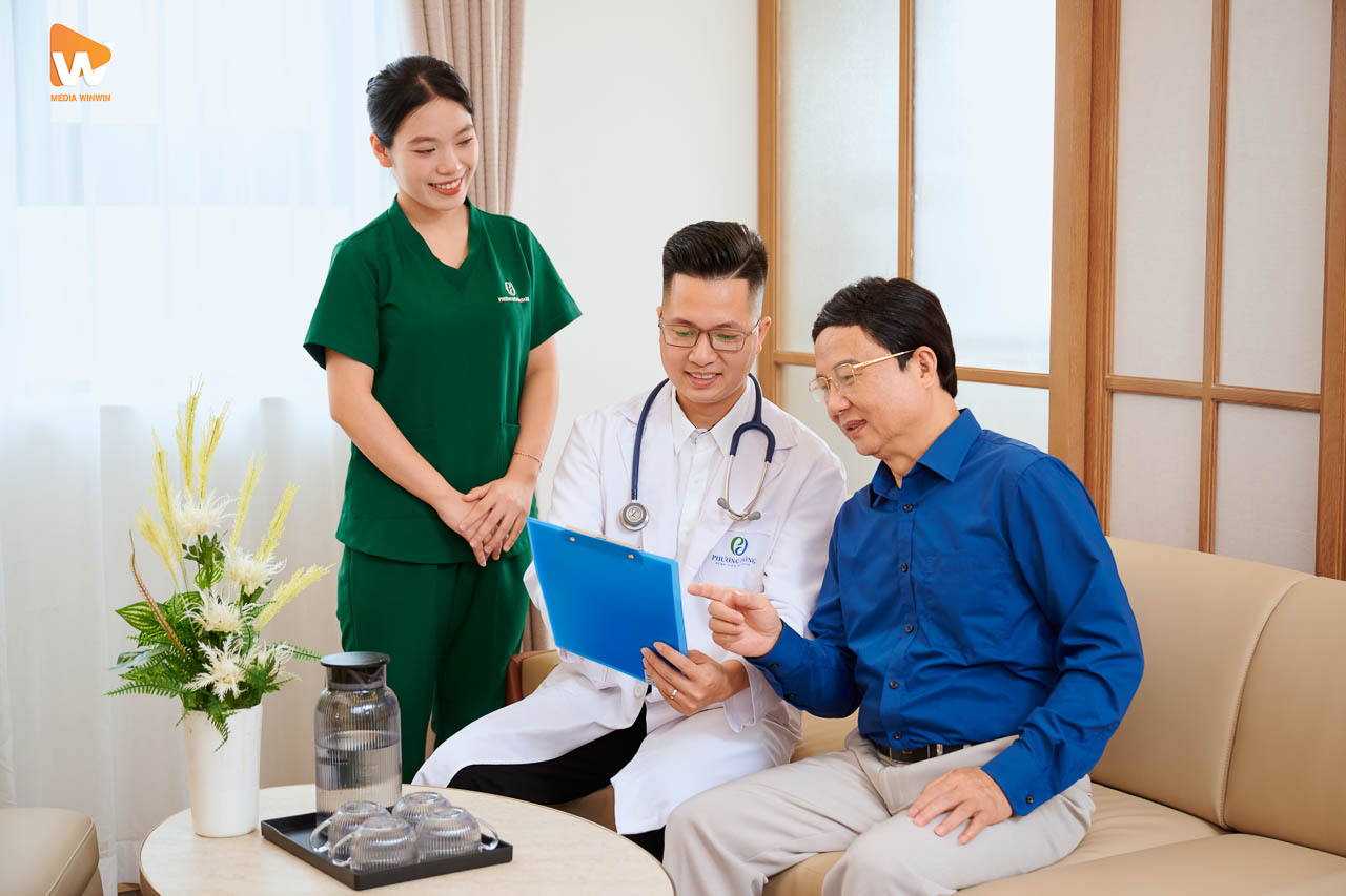 Bác sĩ và điều dưỡng trao đổi với người cao tuổi tại Phương Đông Asahi