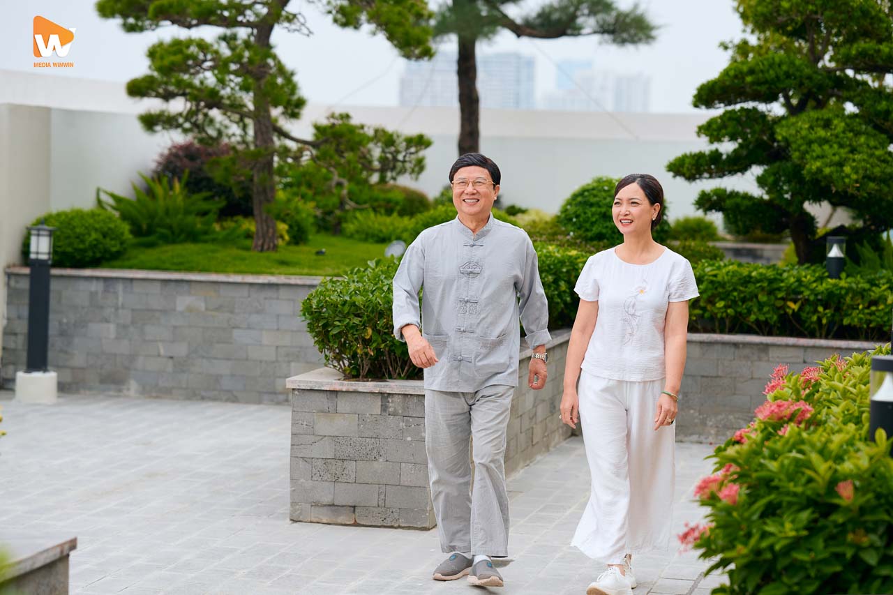 Người cao tuổi đi dạo trong sân vườn Phương Đông Asahi