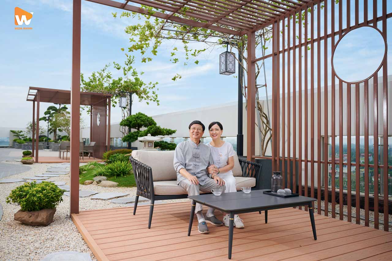 Người cao tuổi ngồi nghỉ tại sân thượng có giàn che