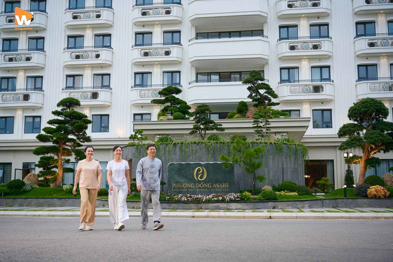 Người cao tuổi trước toà nhà Phương Đông Asahi