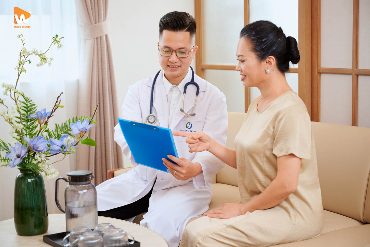 Bác sĩ tư vấn cho người cao tuổi tại Phương Đông Asahi