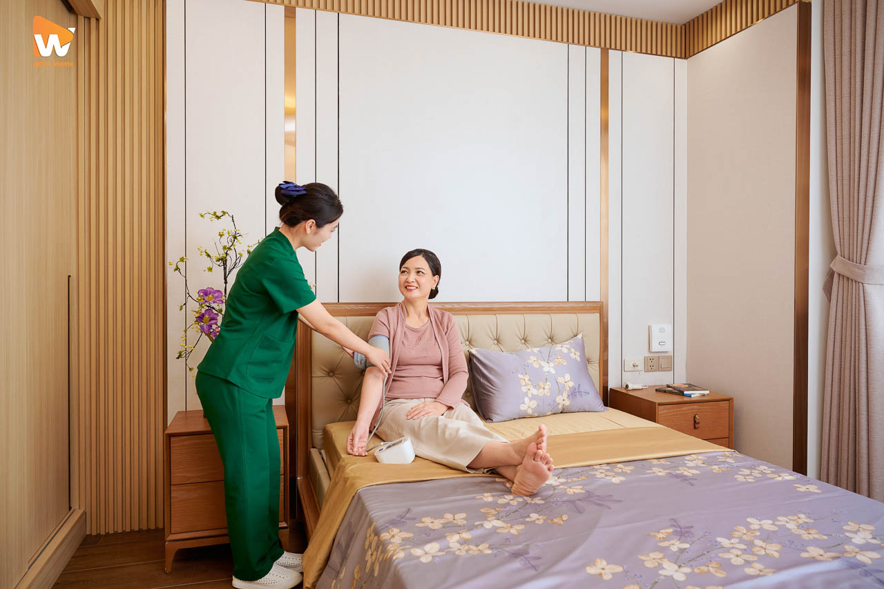 Điều dưỡng chăm sóc người cao tuổi trong phòng nghỉ