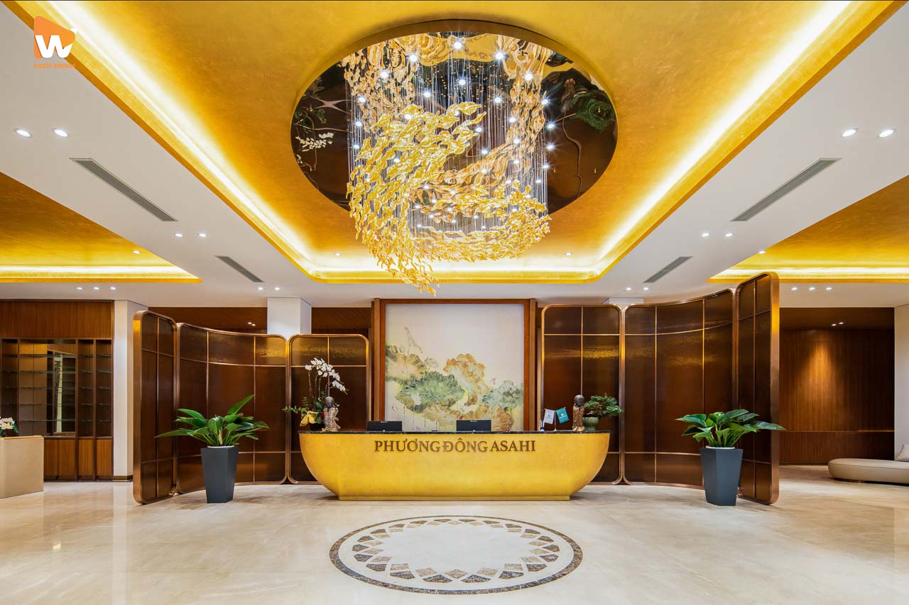 Sảnh lễ tân Phương Đông Asahi với đèn chùm lớn