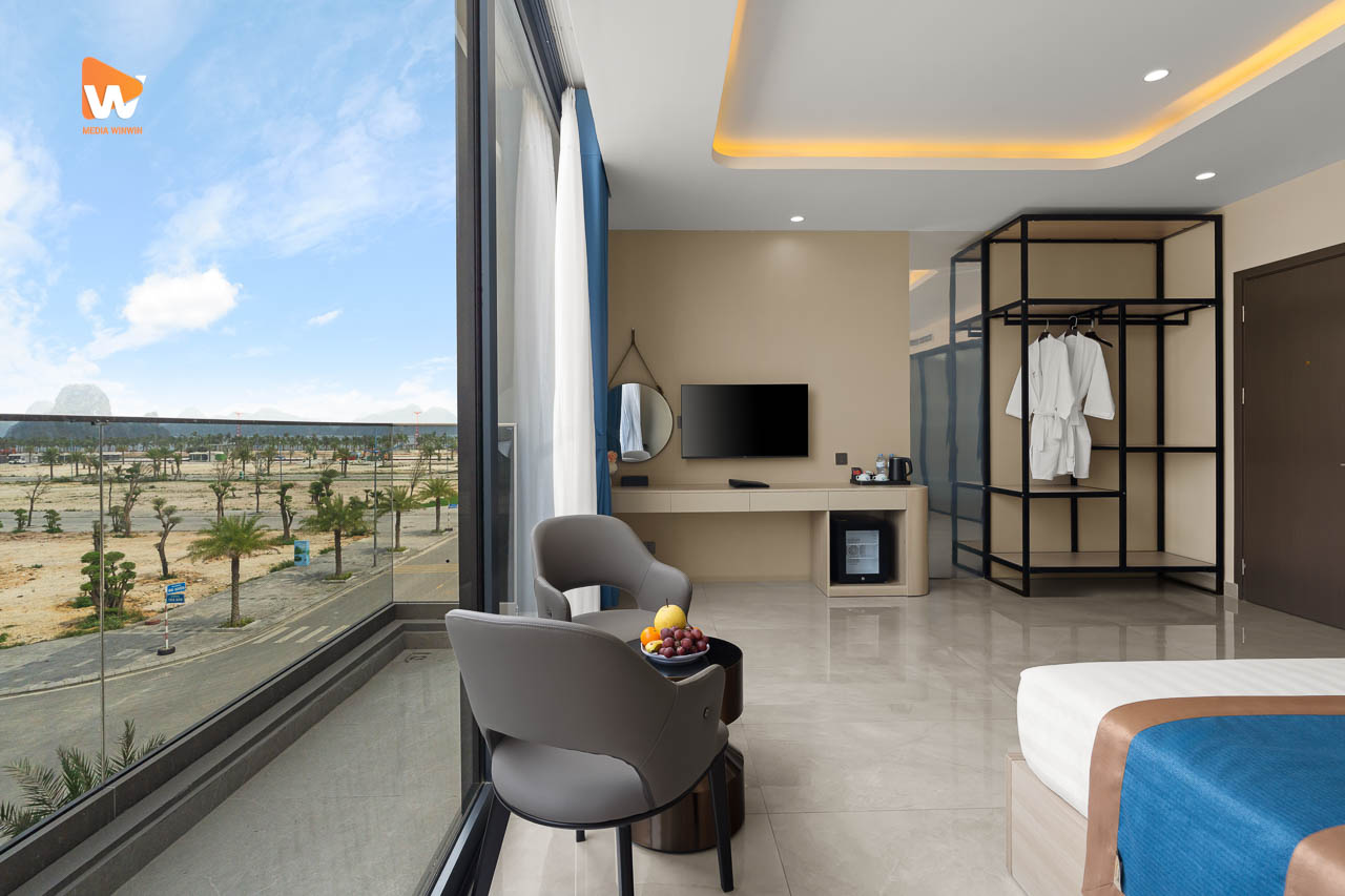 Chụp ảnh khách sạn Sơn Hotel Vân Đồn — phòng ngủ giữ được cả chi tiết trong phòng lẫn tầm nhìn ngoài cửa