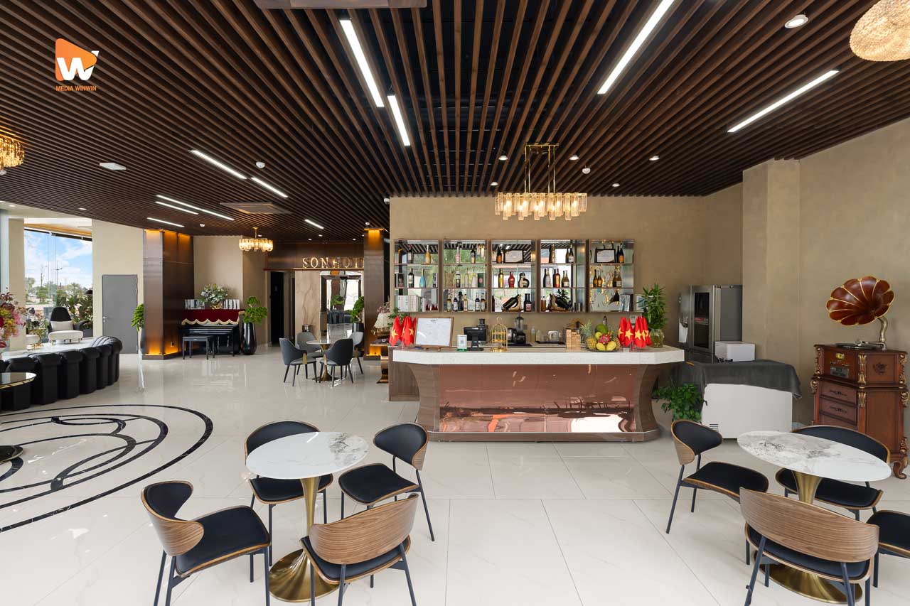 Chụp ảnh khách sạn Sơn Hotel Vân Đồn — không gian quán cà phê tầng trệt
