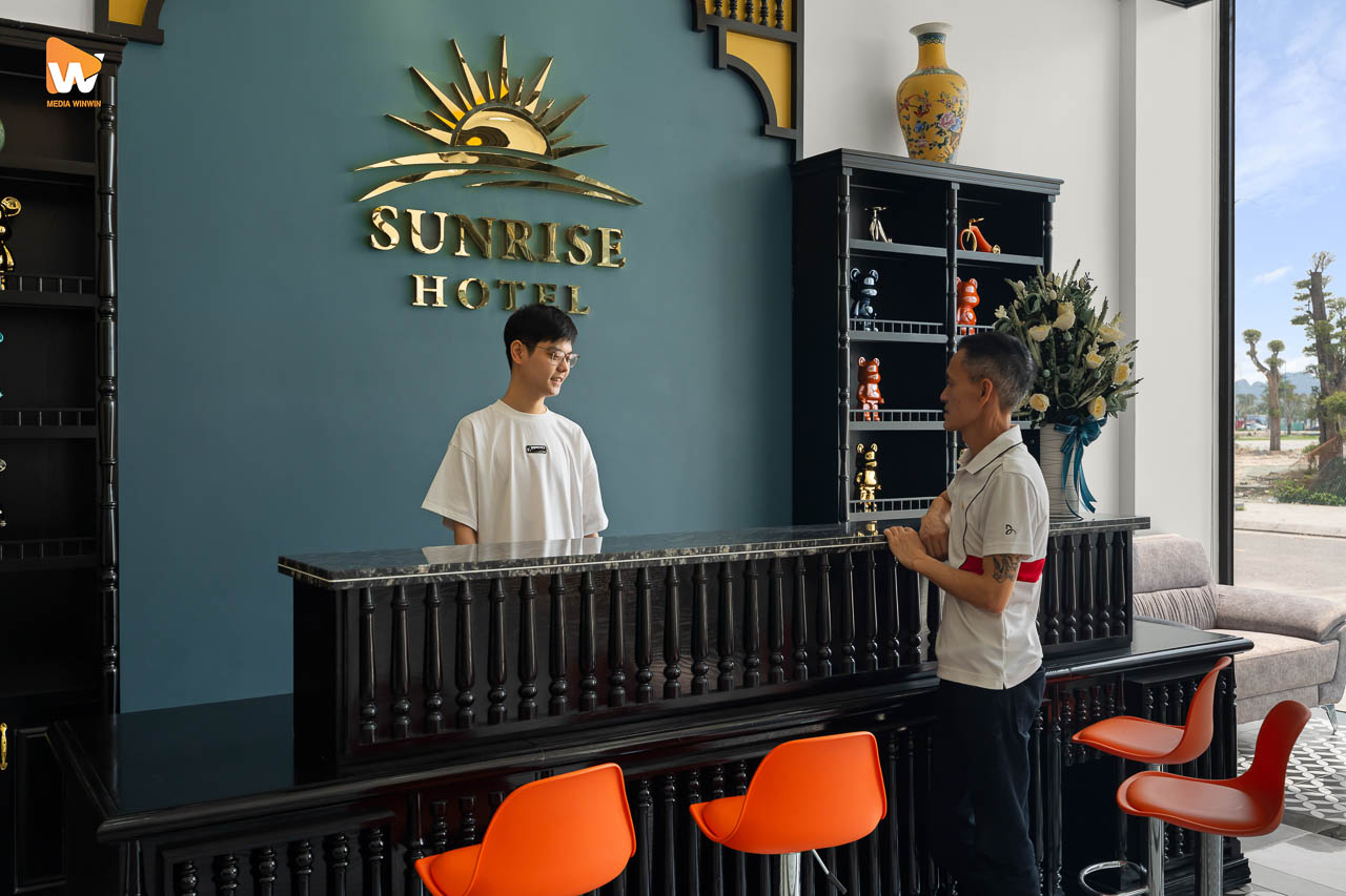 Chụp ảnh khách sạn Sunrise Hotel Vân Đồn — quầy lễ tân và nhân viên đón khách