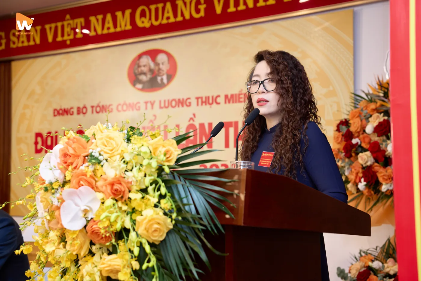 Khoảnh khắc trao chứng nhận tại sự kiện doanh nghiệp