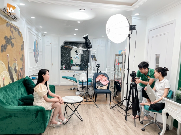 Quá trình quay phim doanh nghiệp chuyên nghiệp, giúp truyền tải câu chuyện thương hiệu chân thực và ấn tượng đến khách hàng