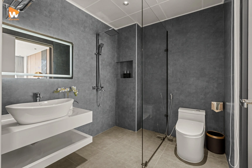 Đảm bảo sạch sẽ, khô ráo, sắp xếp khăn tắm, đồ dùng vệ sinh cá nhân gọn gàng