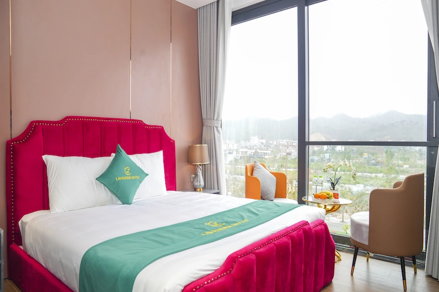 Ảnh khách sạn mờ nhạt, thiếu chuyên nghiệp, không thể hiện được cái hồn của không gian